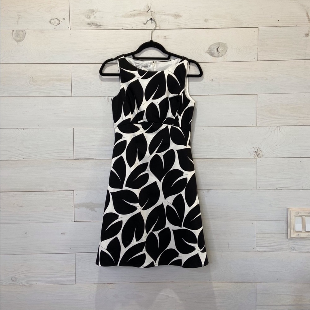 Maggy London size 4 black & white sleeveless dress